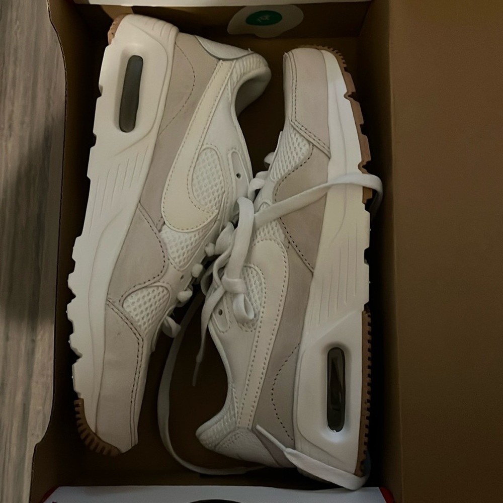 Nike Air Max - Brand new ( Comes with the box ) Women’s size 6